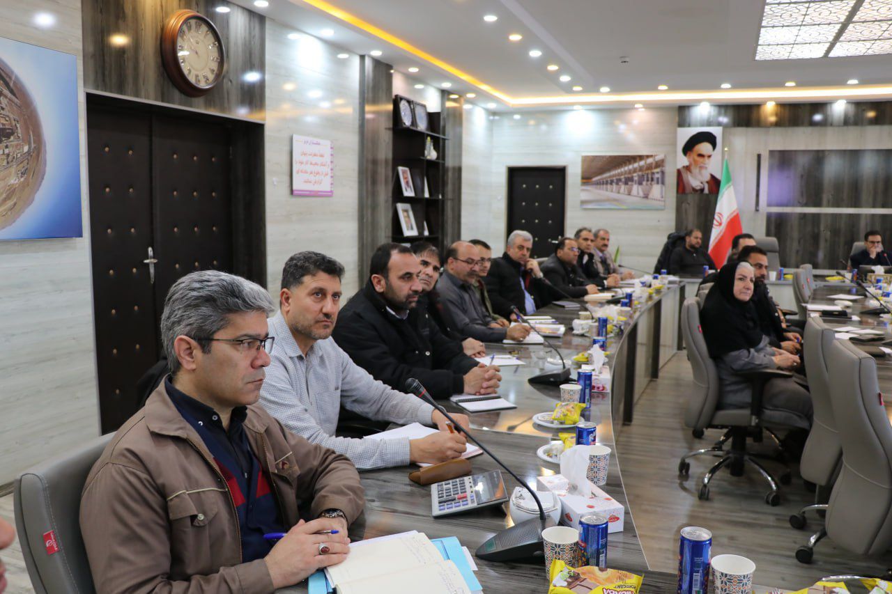 برگزاری جلسه شورای معاونین و مدیران شرکت آلومینای ایران با حضور دکتر بادکوبه رئیس هیات مدیره و سرپرست شرکت برگزاری جلسه شورای معاونین و مدیران شرکت آلومینای ایران با حضور دکتر بادکوبه رئیس هیات مدیره و سرپرست شرکت