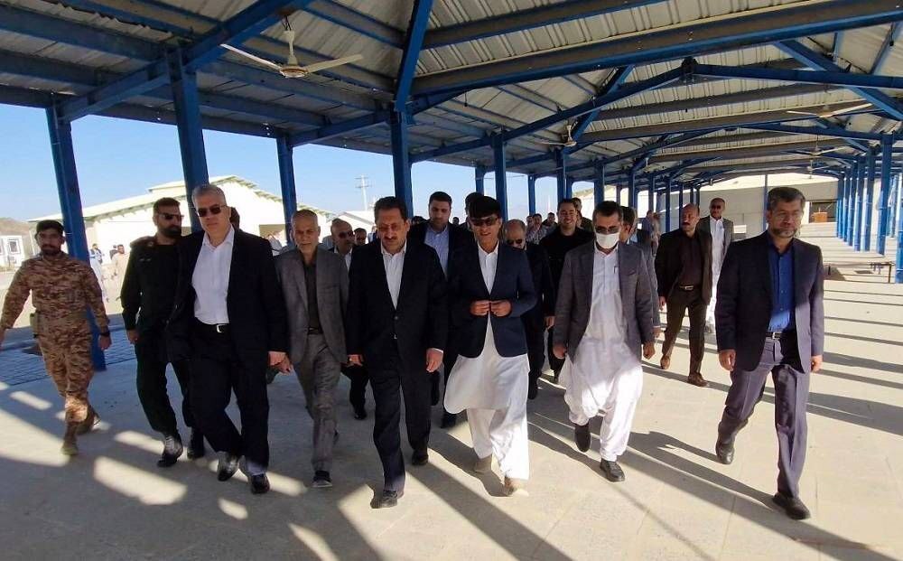 بازدید وزیر صمت از مرزهای جنوب شرق کشور در جریان سفر رئیسجمهور به استان سیستان و بلوچستان بازدید وزیر صمت از مرزهای جنوب شرق کشور در جریان سفر رئیسجمهور به استان سیستان و بلوچستان