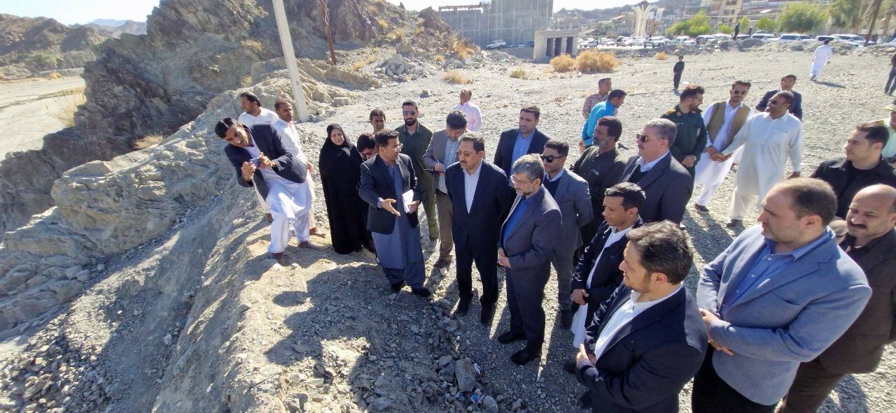 بازدید وزیر صمت از بستر رودخانه سرباز در استان سیستان و بلوچستان بازدید وزیر صمت از بستر رودخانه سرباز در استان سیستان و بلوچستان