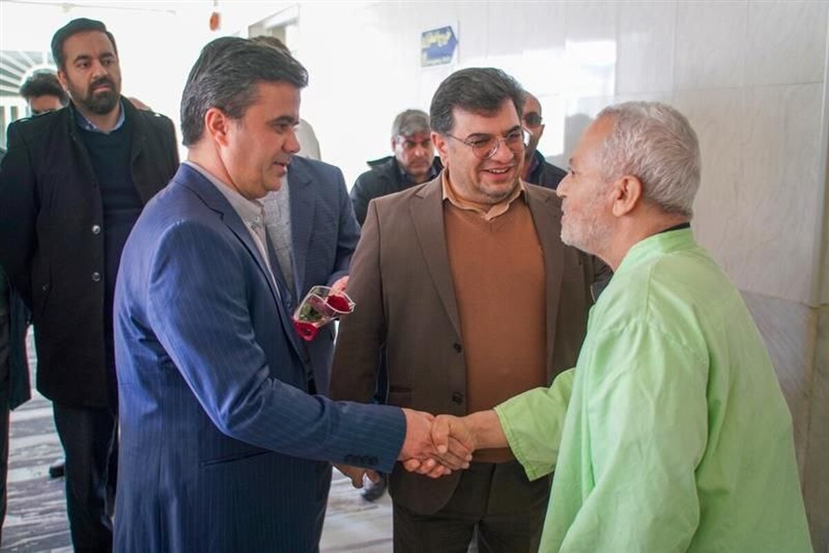 دیدار مسوولان ذوب‌ آهن اصفهان با جانبازان بیمارستان شهید رجایی نجف‌آباد در دهه فجر