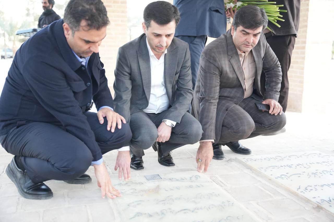 ادای احترام مدیرعامل چادرملو به مقام والای شهدای اردکان و حضرت آیتالله خاتمی ادای احترام مدیرعامل چادرملو به مقام والای شهدای اردکان و حضرت آیتالله خاتمی