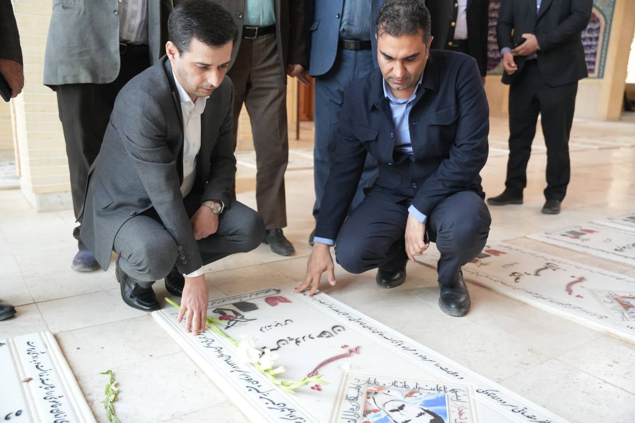 ادای احترام مدیرعامل چادرملو به مقام والای شهدای اردکان و حضرت آیتالله خاتمی ادای احترام مدیرعامل چادرملو به مقام والای شهدای اردکان و حضرت آیتالله خاتمی
