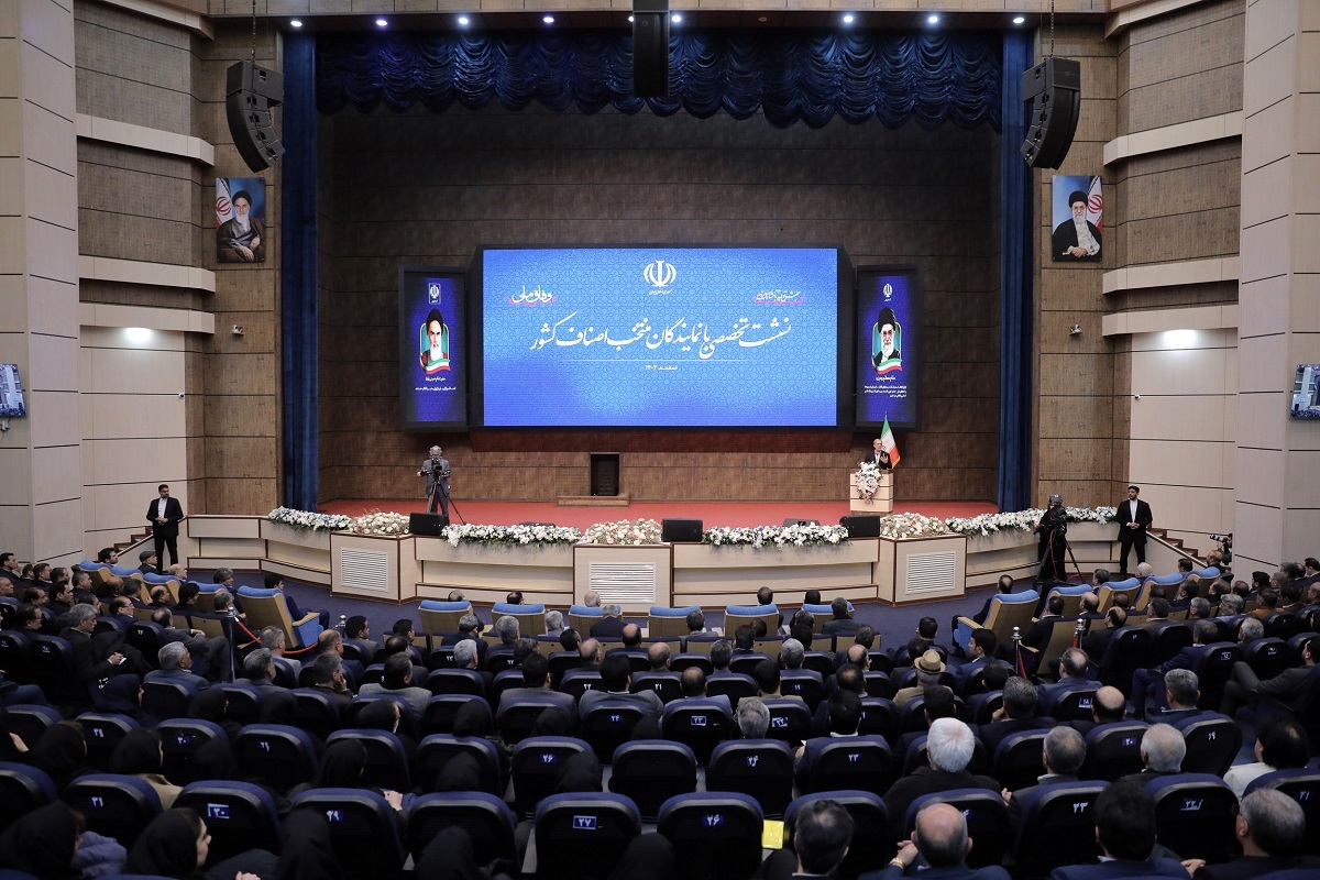 ثبات اقتصادی کشور نباید وابسته به نفت باشد/ نقش محوری اصناف در تنظیم و مدیریت بازار ثبات اقتصادی کشور نباید وابسته به نفت باشد/ نقش محوری اصناف در تنظیم و مدیریت بازار