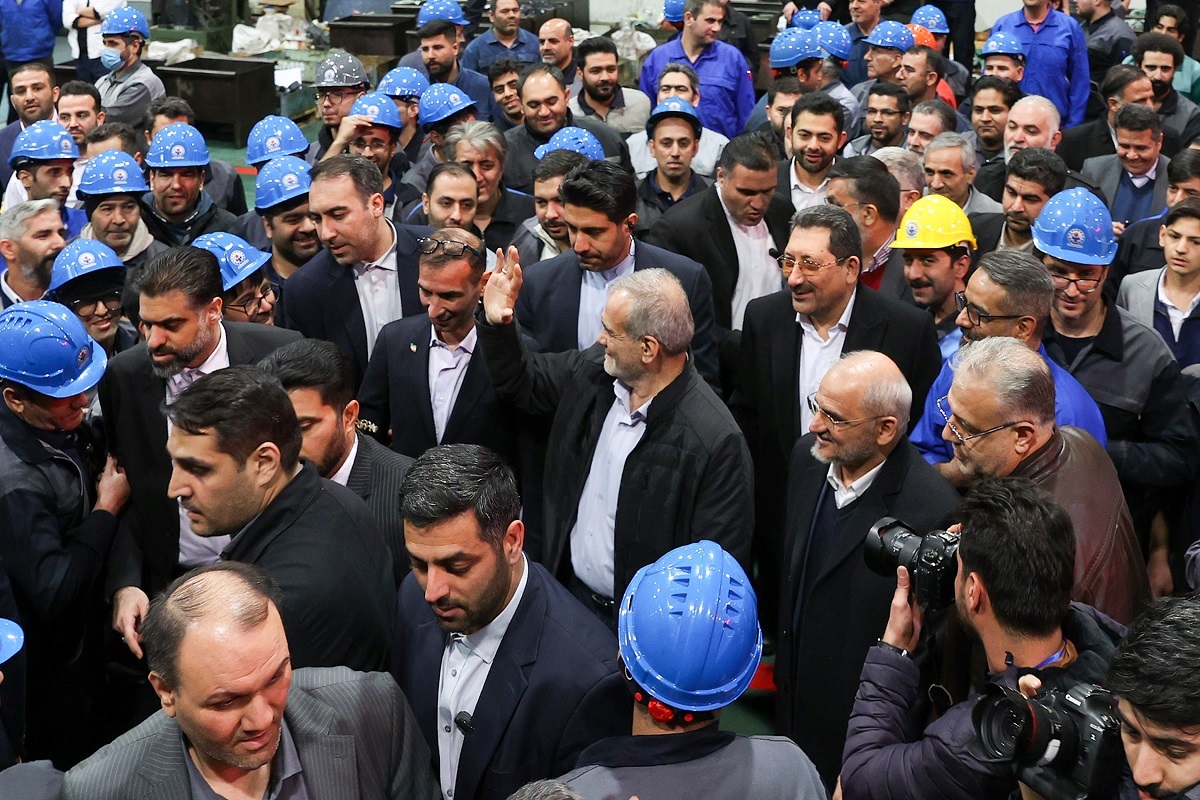 بازدید رئیسجمهور و وزیر صمت از دو شرکت تولیدی در شهرک صنعتی پرند بازدید رئیسجمهور و وزیر صمت از دو شرکت تولیدی در شهرک صنعتی پرند