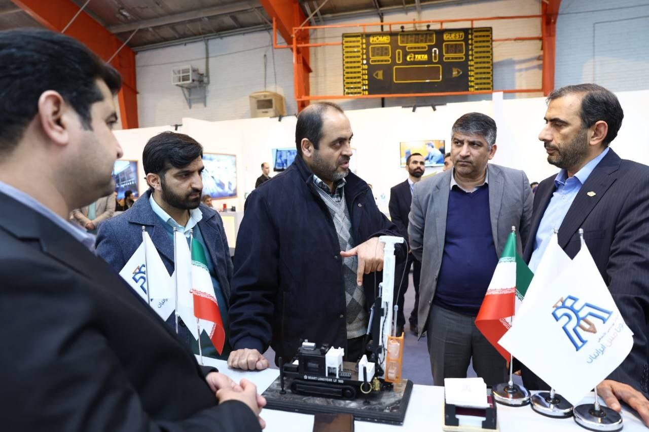 بازدید عضو کمیسیون صنایع و معادن از نمایشگاه توسعه صنعت مس در چشمانداز طرح کیمیا بازدید عضو کمیسیون صنایع و معادن از نمایشگاه توسعه صنعت مس در چشمانداز طرح کیمیا