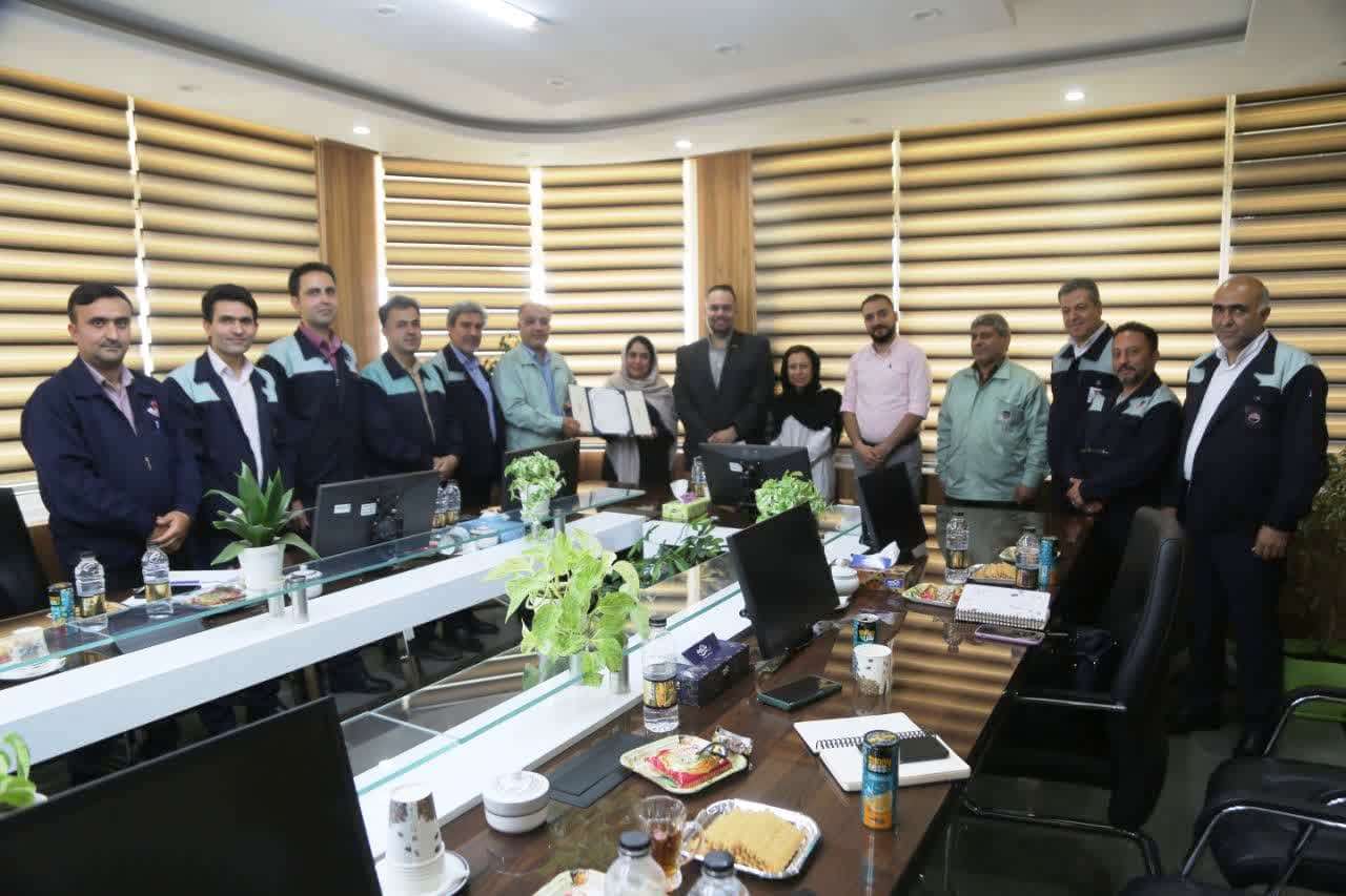 تحویل گواهینامههای بینالمللی ISO ۴۵۰۰۱-۲۰۱۸ و ISO ۱۰۰۱۵-۲۰۱۹ به ذوب آهن اصفهان تحویل گواهینامههای بینالمللی ISO ۴۵۰۰۱-۲۰۱۸ و ISO ۱۰۰۱۵-۲۰۱۹ به ذوب آهن اصفهان
