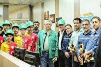 حضور مدیران و بازیکنان آکادمی در خط تولید و تقدیر از کارگران تلاشگر فولاد خوزستان