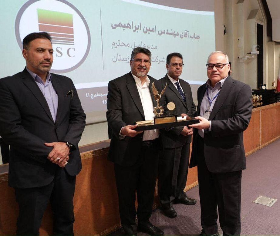 تندیس و لوح زرین سمپوزیوم ملی مدیران موفق به مدیرعامل شرکت فولاد خوزستان اعطا شد تندیس و لوح زرین سمپوزیوم ملی مدیران موفق به مدیرعامل شرکت فولاد خوزستان اعطا شد