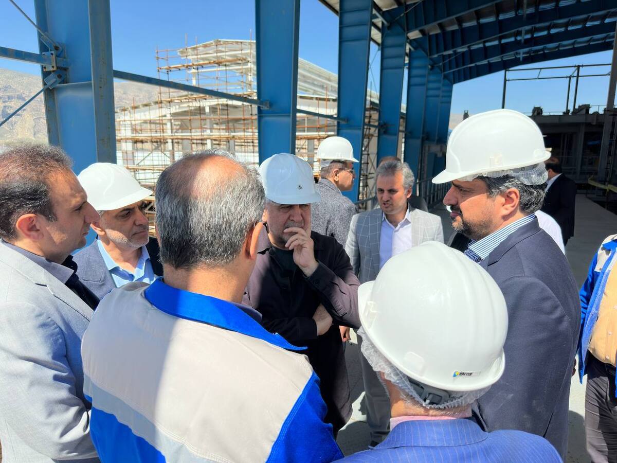 بازدید مدیران عامل شستا و تاصیکو از پروژه احداث کارخانه پشم شیشه در منطقه اقتصادی شیراز