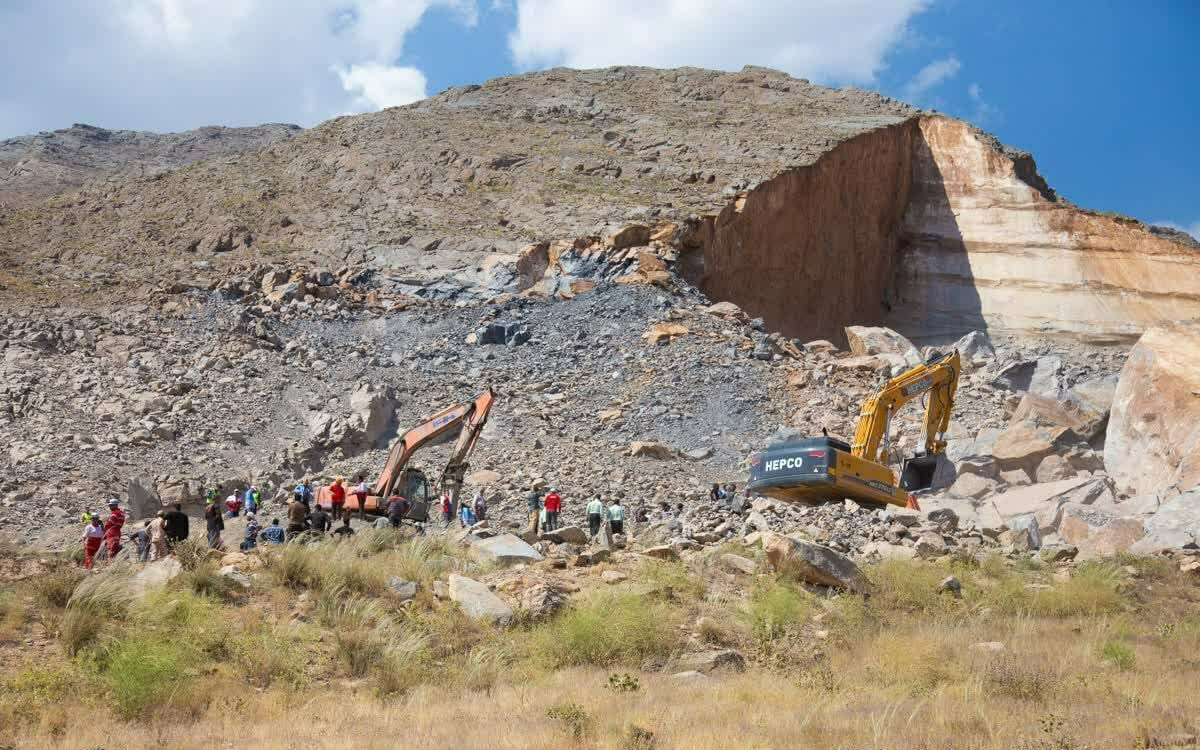 جستجوی مفقودین معدن شن و ماسه شازند شبانه‌روزی شد