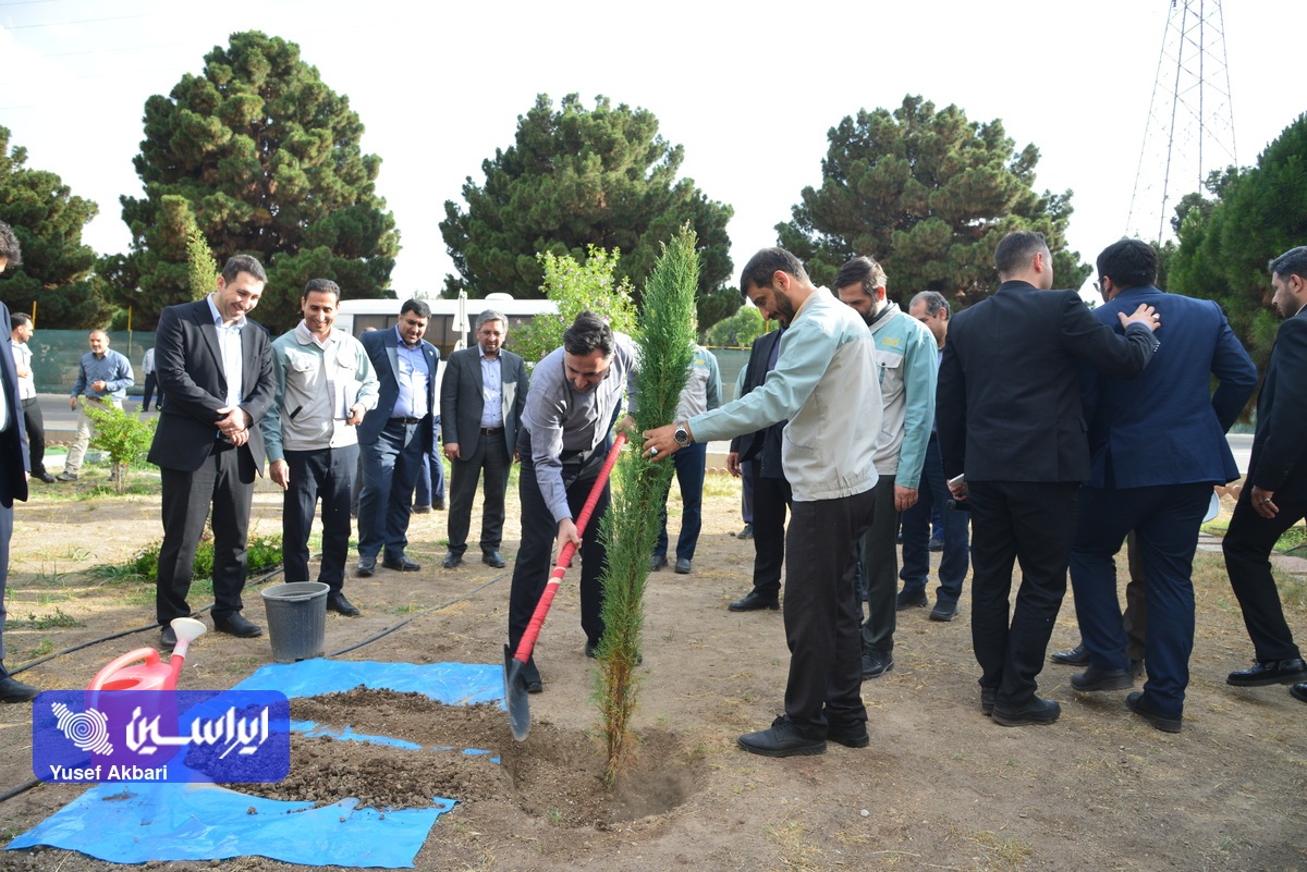حضور معاون رئیس‌جمهور در شرکت فولاد مبارکه/ نهال یادبود غرس شد