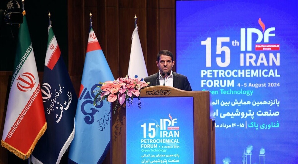 صادرات ۳۴ میلیون تن محصول پتروشیمی در ۱۴۰۳/ برنامه افزایش ظرفیت صنعت پتروشیمی به ۱۸۶ میلیون تن