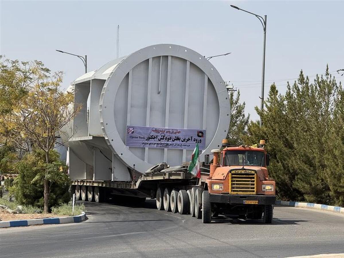 آغاز نصب نخستین تجهیزات عظیم کارخانه آهن اسفنجی بافق/ بزرگ‌ترین پارت دودکش اجکتور در حال نصب است