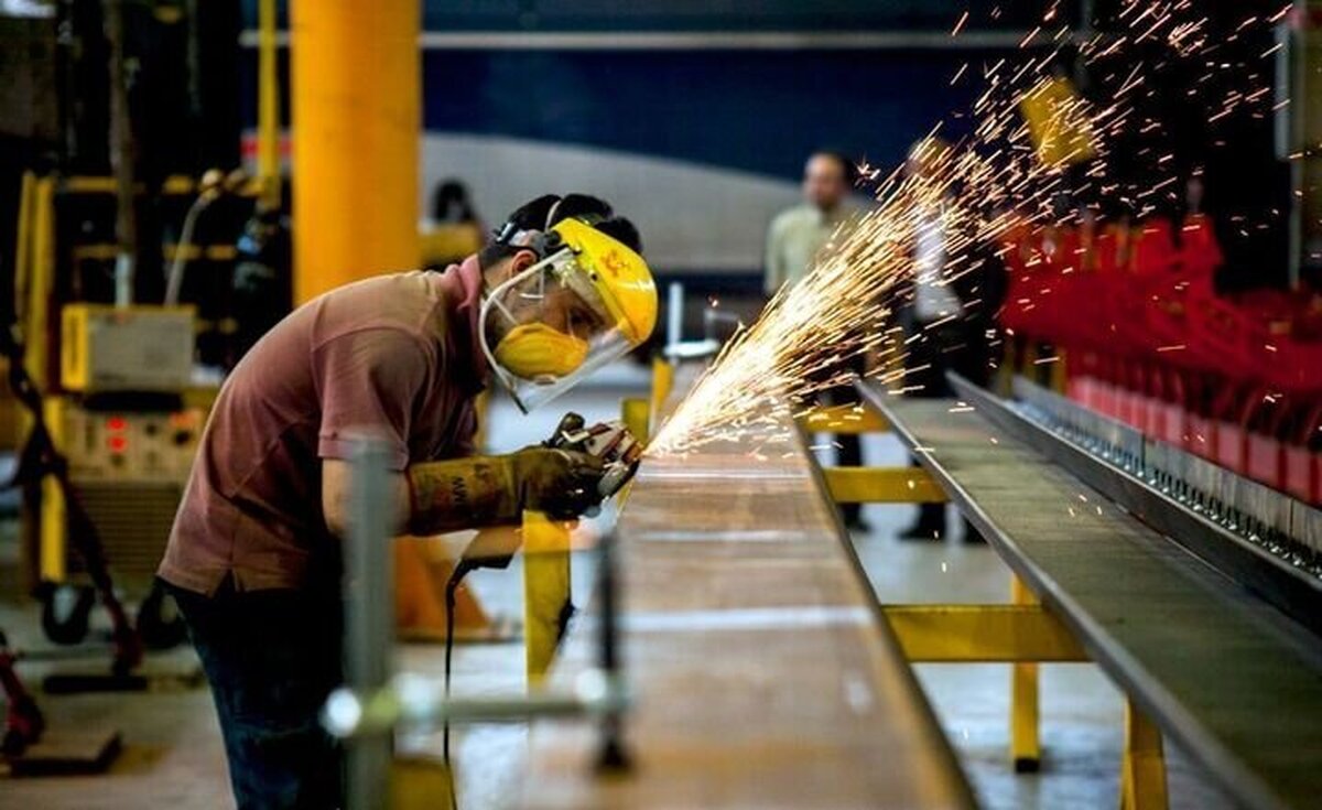 روایت مرکز پژوهش‌های مجلس از رشد و نزول ۳۲۲ صنعت بورسی/ در تیرماه امسال شاخص تولید در ۶ صنعت بورسی افزایش و در ۹ رشته فعالیت کاهش داشت/ شاخص قیمت فعالیت‌های صنعتی بورسی نسبت به تیرماه پارسال ۲۶ درصد افزایش یافت