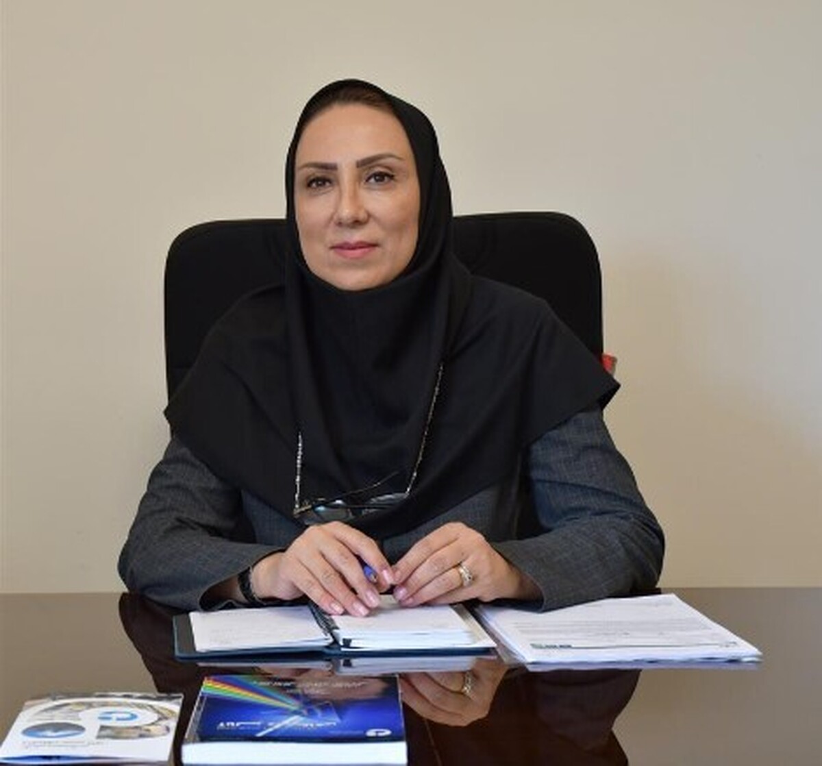 درخشش کارشناس آزمایشگاه سازمان زمین‌شناسی و اکتشافات‌ معدنی کشور