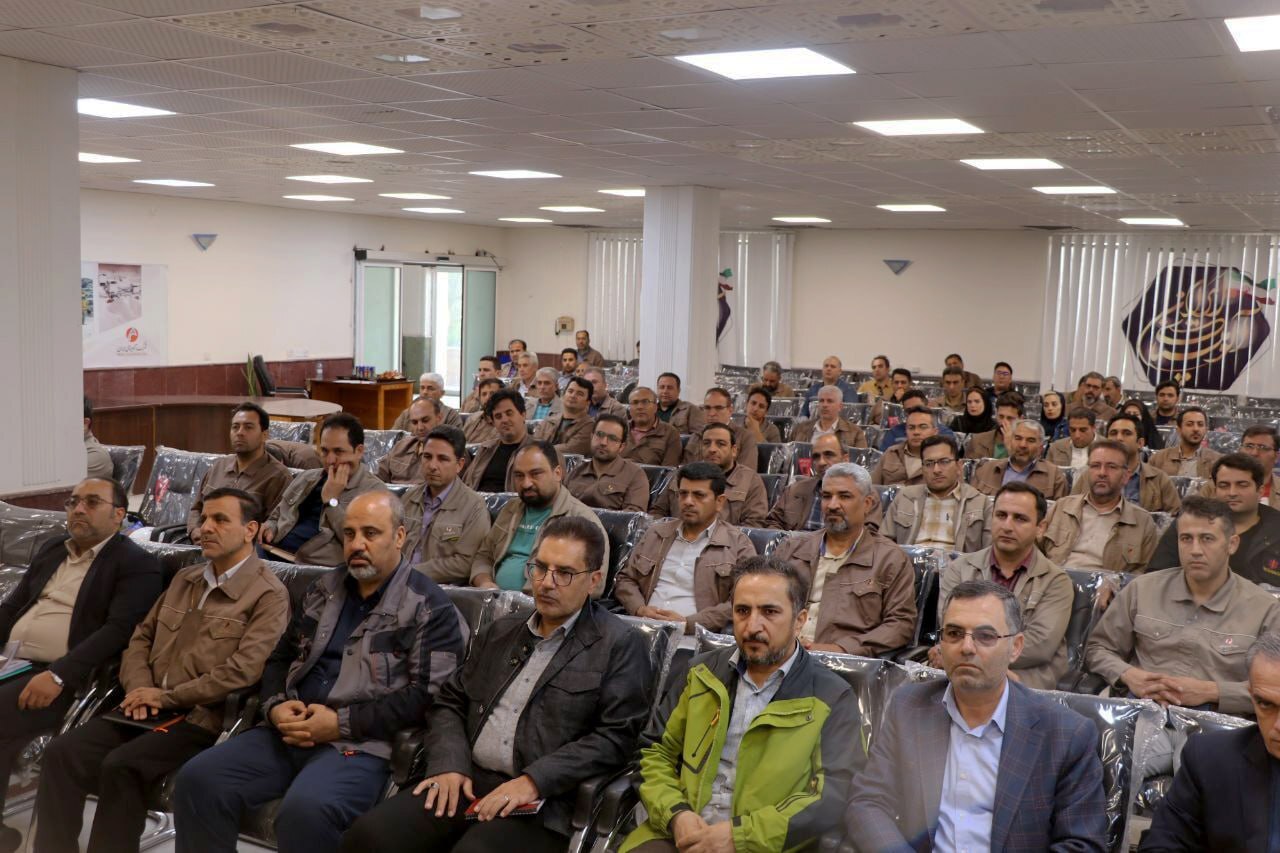 کارکنان شرکت آلومینای ایران سربازان خط مقدم تولید هستند کارکنان شرکت آلومینای ایران سربازان خط مقدم تولید هستند