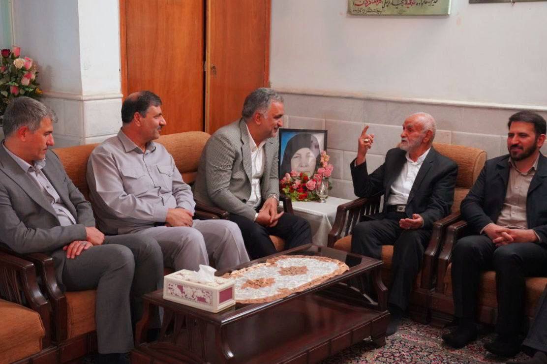 دیدار دکتر اهرابی با خانواده شهید «مجید زینلی»، از شهدای صنعت مس در رفسنجان دیدار دکتر اهرابی با خانواده شهید «مجید زینلی»، از شهدای صنعت مس در رفسنجان