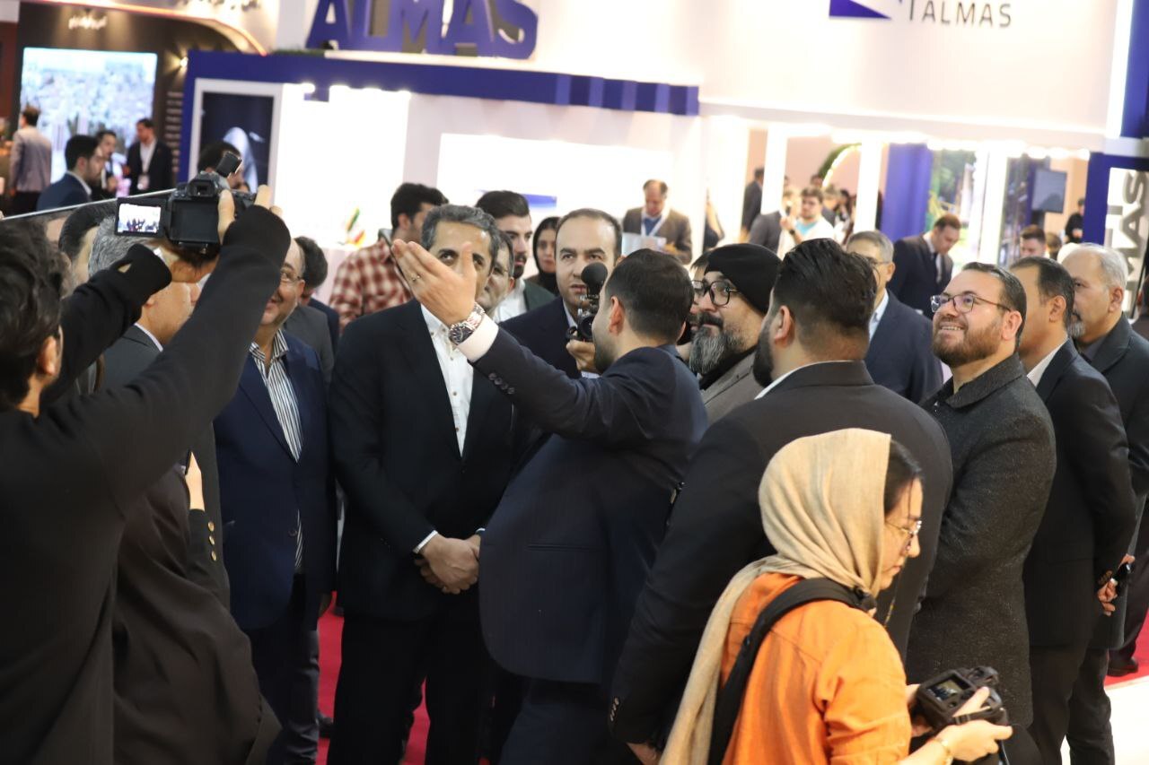بازدید معاون وزیر صمت از غرفه فولاد اکسین خوزستان در نخستین روز از نمایشگاه ایران متافو ۲۰۲۴ بازدید معاون وزیر صمت از غرفه فولاد اکسین خوزستان در نخستین روز از نمایشگاه ایران متافو ۲۰۲۴