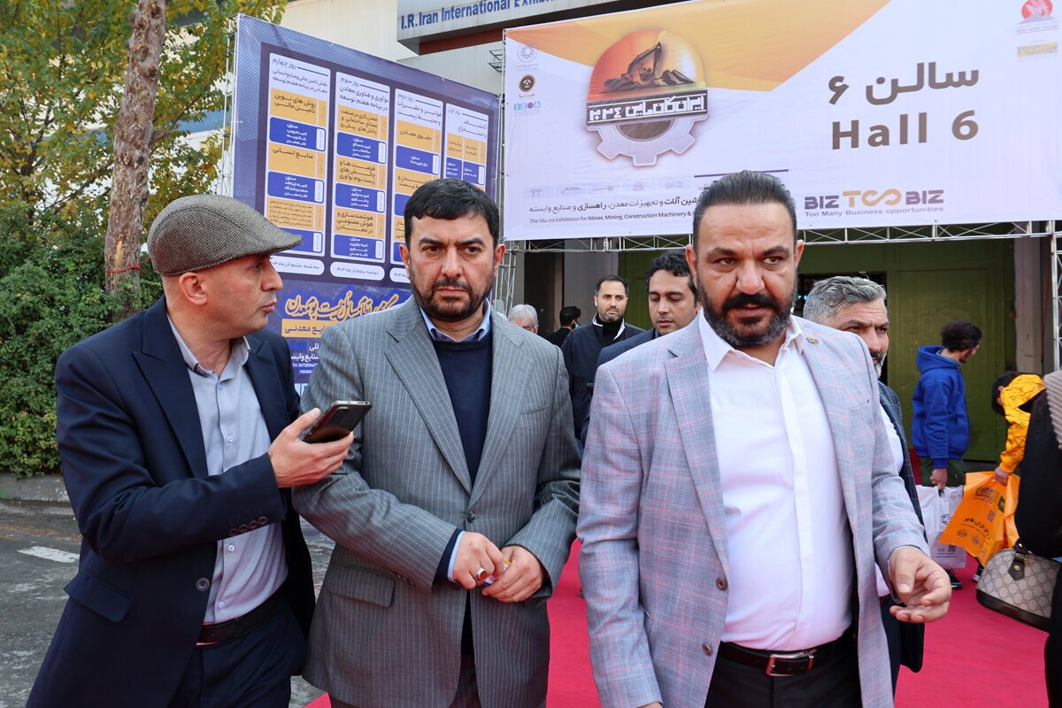 بازدید رئیس هیات عامل ایمیدرو از غرفه شرکت ملی مس در نمایشگاه ایران کانمین بازدید رئیس هیات عامل ایمیدرو از غرفه شرکت ملی مس در نمایشگاه ایران کانمین