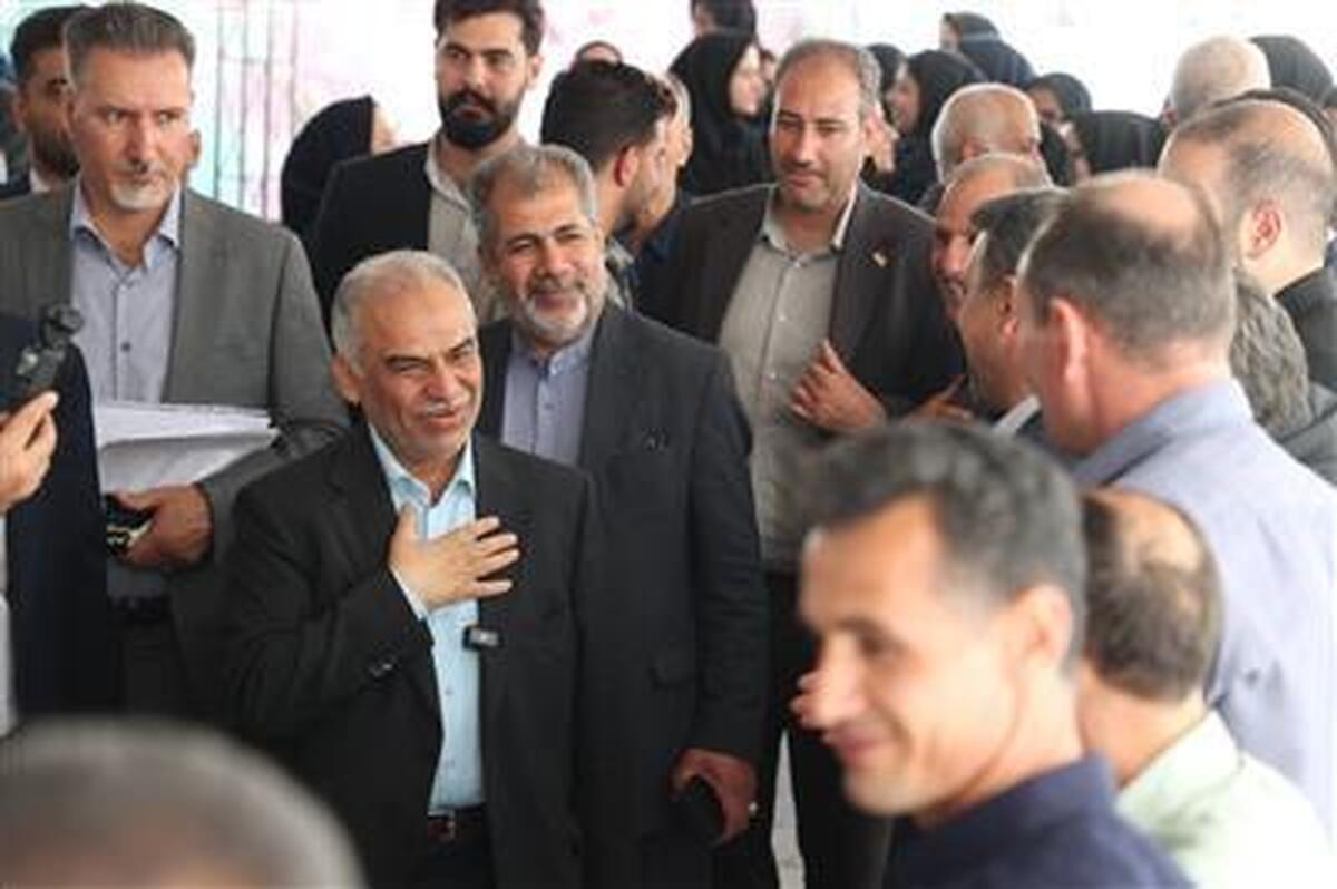 دیدار نوروزی دکتر سیدرحمت‌الله اکرمی با جمعی از کارکنان و مدیران ارشد ستادی و تابعه وزارت اقتصاد