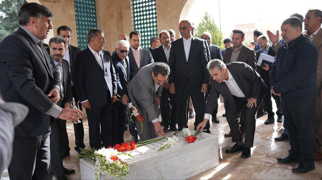 ادای احترام وزیر صمت و معاون اجرایی رئیسجمهور به مقام شهدای گمنام استان کرمانشاه ادای احترام وزیر صمت و معاون اجرایی رئیسجمهور به مقام شهدای گمنام استان کرمانشاه