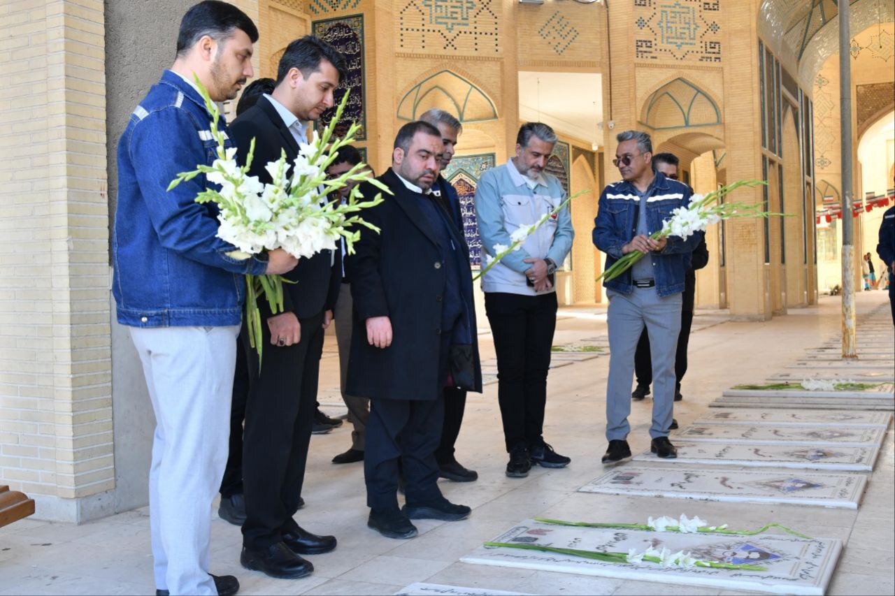 تجدید میثاق مدیرعامل جدید شرکت آهن و فولاد ارفع با شهدای اردکان تجدید میثاق مدیرعامل جدید شرکت آهن و فولاد ارفع با شهدای اردکان