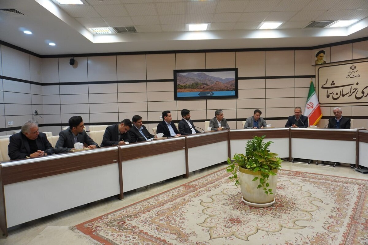 نشست صمیمی درویشوند، مدیر گروه و سهامدار شرکت آلومینای ایران با جمعی از مسوولان استان