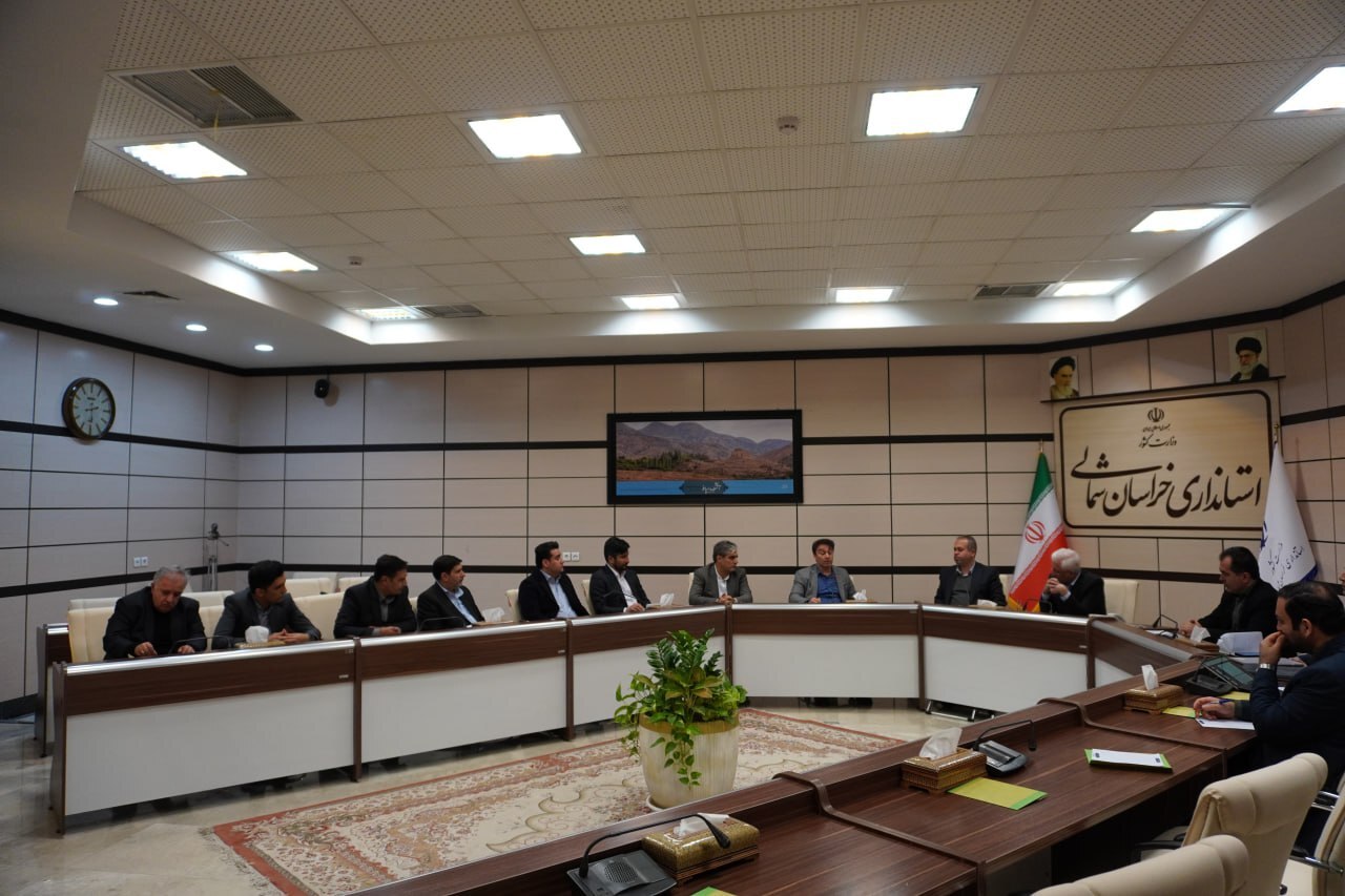 نشست صمیمی درویشوند، مدیر گروه و سهامدار شرکت آلومینای ایران با جمعی از مسوولان استان نشست صمیمی درویشوند، مدیر گروه و سهامدار شرکت آلومینای ایران با جمعی از مسوولان استان