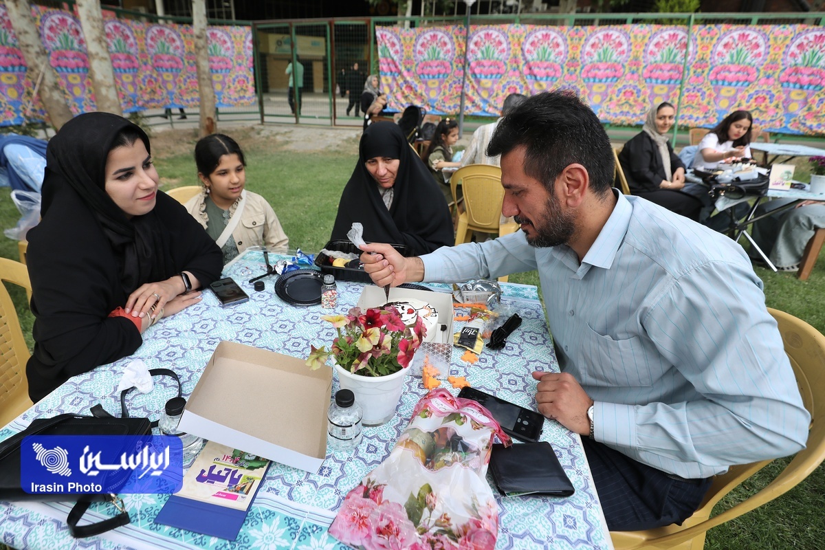 تقدیر از دختران کارکنان فولاد مبارکه در آیین گرامیداشت روز دختر تقدیر از دختران کارکنان فولاد مبارکه در آیین گرامیداشت روز دختر
