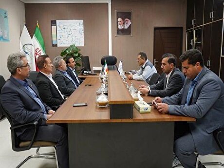 بانک ملی در کنار پتروشیمی ایلام قرار دارد