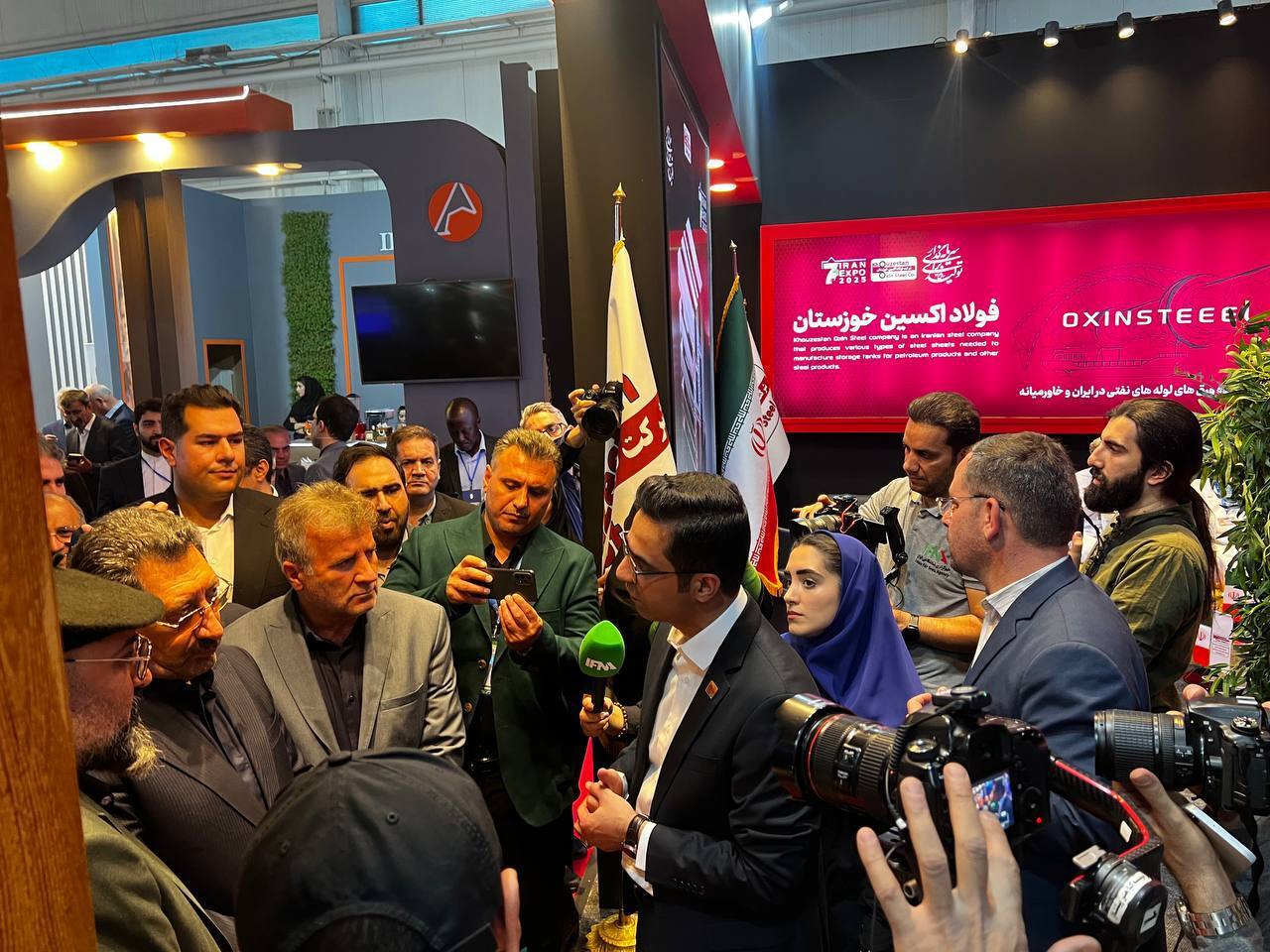 گفت‌وگوی وزیر صمت با مدیران فولاد اکسین در ایران اکسپو ۲۰۲۵