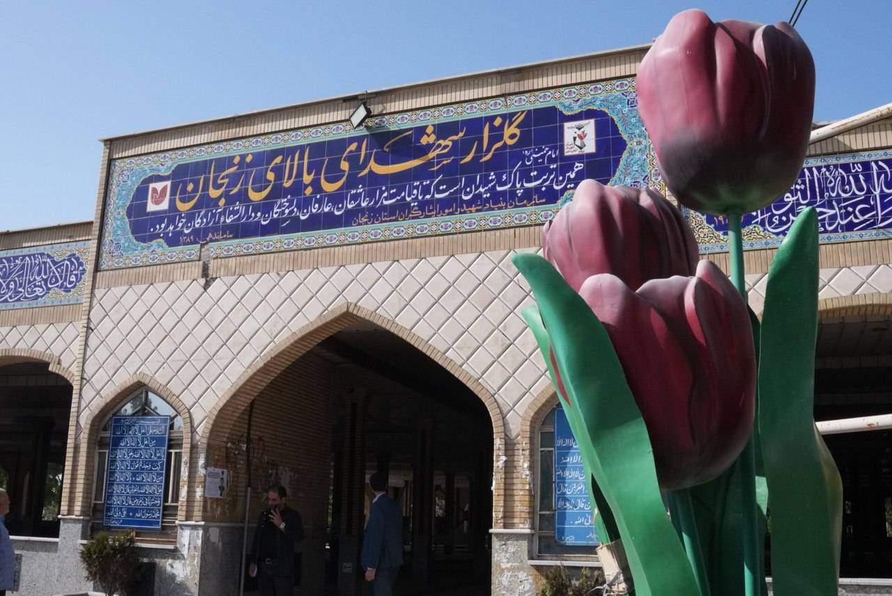 حضور وزیر صمت در مزار شهدای استان زنجان حضور وزیر صمت در مزار شهدای استان زنجان