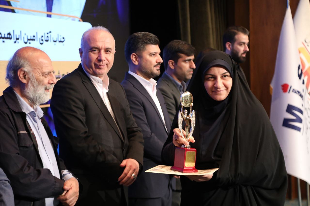 تندیس زرین رضایتمندی مشتری به فولاد خوزستان رسید تندیس زرین رضایتمندی مشتری به فولاد خوزستان رسید