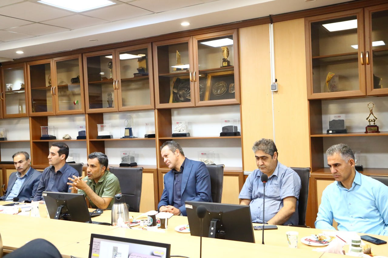 فتاحی: بهرهگیری از رهنمودهای مشاوران خبره در اکتشافات هدفمند فتاحی: بهرهگیری از رهنمودهای مشاوران خبره در اکتشافات هدفمند