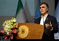 هشدار درباره اثرات تورمی افزایش نرخ ارز رسمی/ فرزین: هر دو بازار را کنترل می‌کنیم