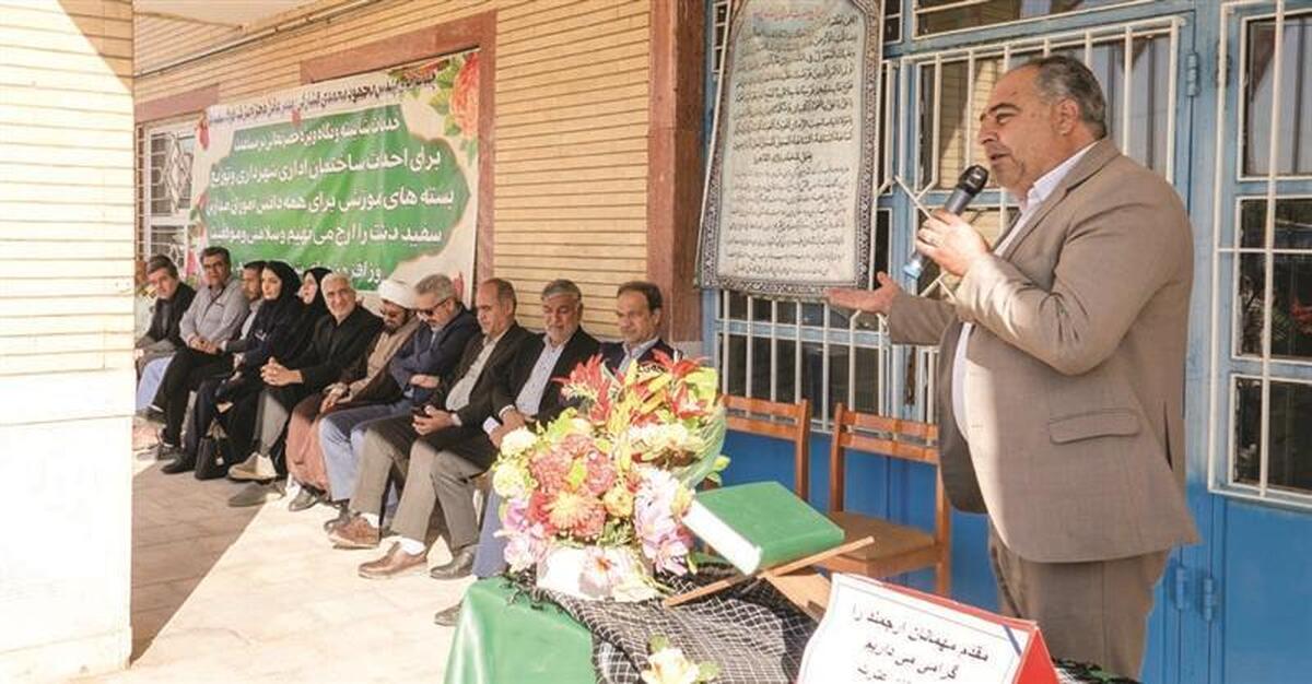 توزیع ۱۳۰۰ بسته کمک‌آموزشی اهدایی فولاد سفیددشت بین دانش‌آموزان شهر سفیددشت