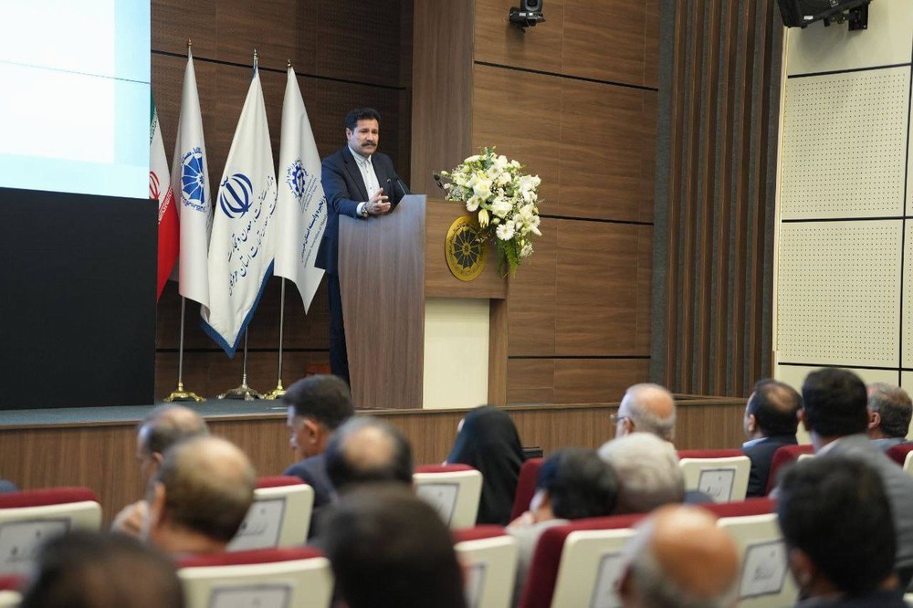 همایش تجلیل از صنعتگران و معدنکاران استان هرمزگان برگزار شد همایش تجلیل از صنعتگران و معدنکاران استان هرمزگان برگزار شد