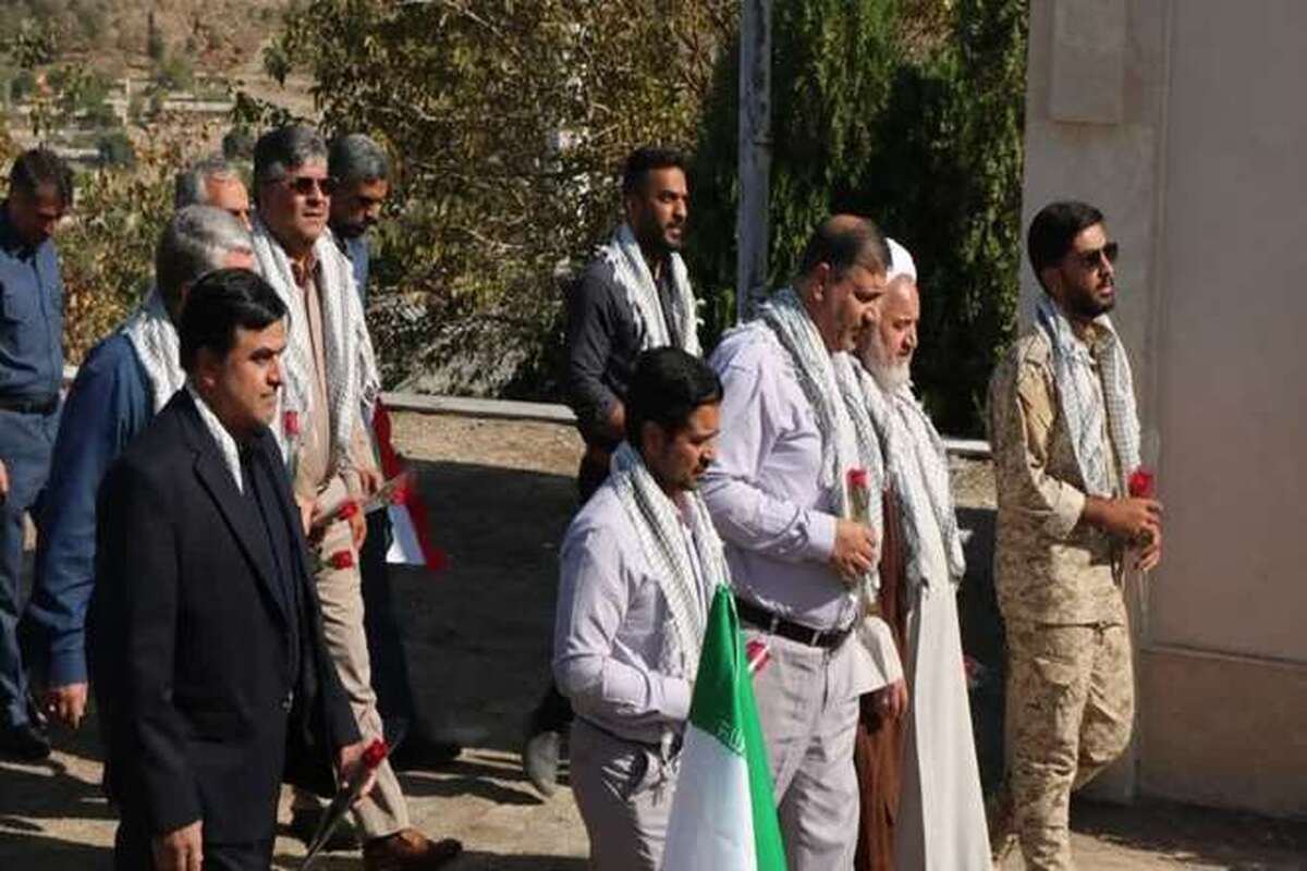 آغاز هفته دفاع مقدس در شهر سرچشمه با عطرافشانی قبور شهدا