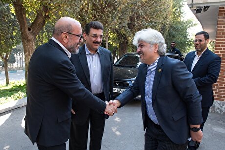 نشست مشترک رئیس بنیاد مستضعفان با اساتید و مدیران دانشگاه صنعتی شریف