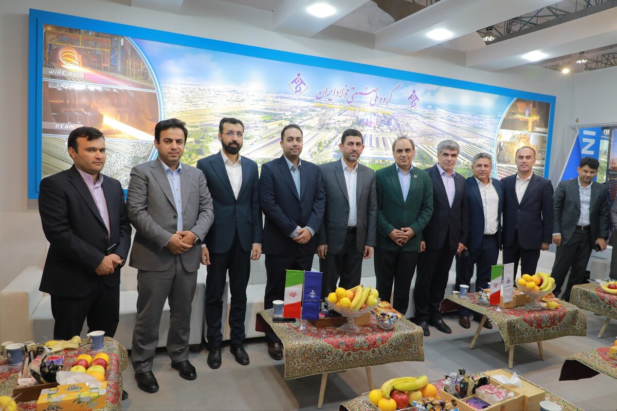 بازدید «محمد امیر» نماینده کلانشهر اهواز و عضو کمیسیون اصل ۹۰ مجلس شورای اسلامی از غرفه گروه ملی صنعتی فولاد ایران
