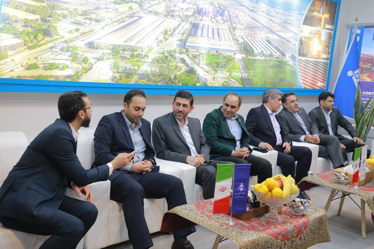 بازدید «محمد امیر» نماینده کلانشهر اهواز و عضو کمیسیون اصل ۹۰ مجلس شورای اسلامی از غرفه گروه ملی صنعتی فولاد ایران