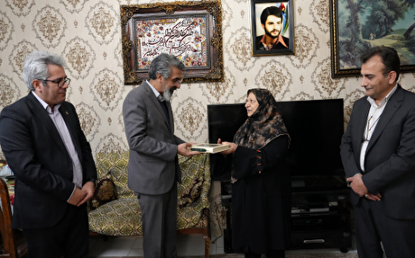 تکریم مقام خانواده‌های معظم شهدا در سازمان زمین‌شناسی و اکتشافات معدنی کشور