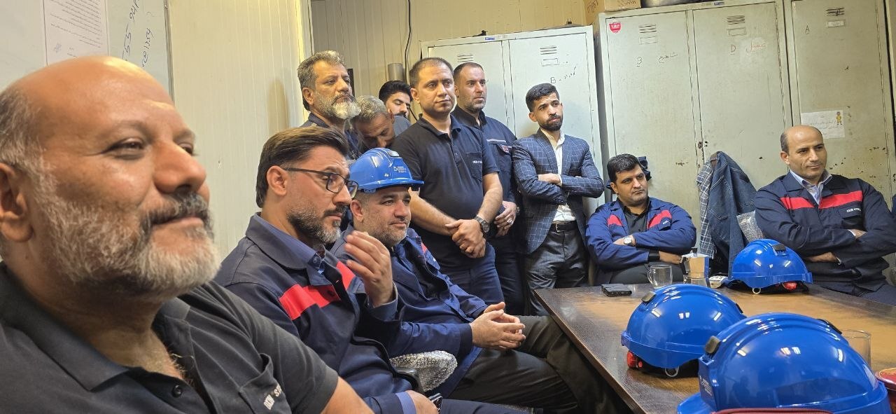 بازدید سرزده مدیرعامل شرکت فولاد اکسین خوزستان از خط تولید و گفت‌و‌گو با کارکنان
