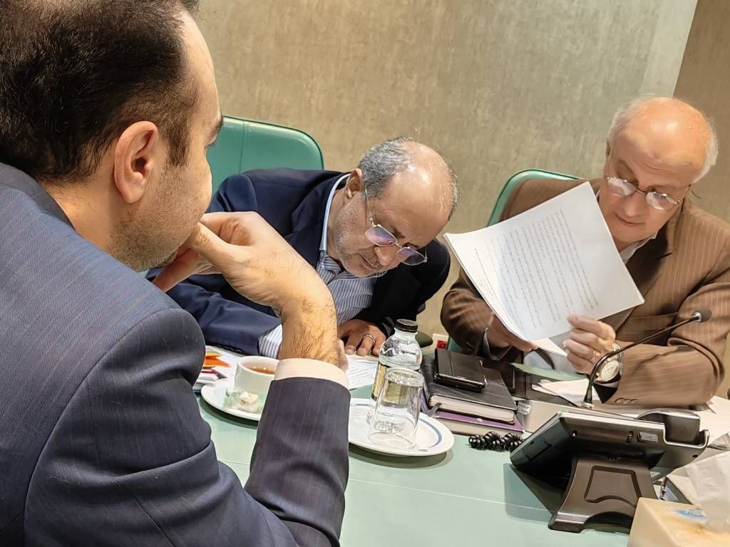 برپایی میز خدمت استان اصفهان با حضور معاون امور معادن و صنایع معدنی وزارت صمت برپایی میز خدمت استان اصفهان با حضور معاون امور معادن و صنایع معدنی وزارت صمت