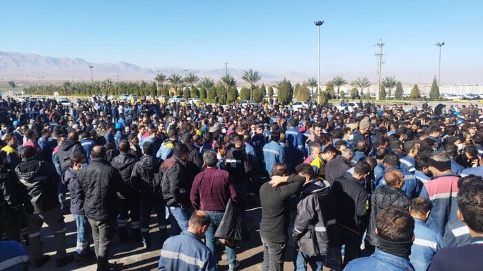 کارگران مجتمع فولاد آلیاژی پاسارگاد کوار خواستار بررسی مسائل معیشتی شدند