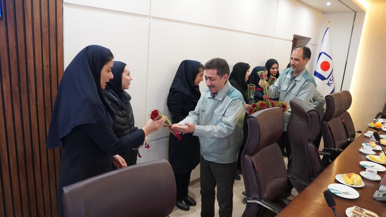 قدردانی سرپرست فولاد خراسان از بانوان شاغل در شرکت قدردانی سرپرست فولاد خراسان از بانوان شاغل در شرکت