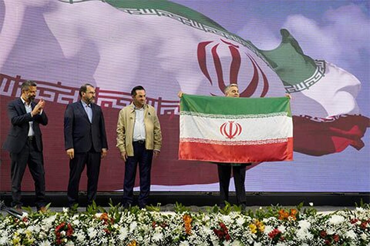 اهدای پرچم هزار امضای ایران، توسط کارگران به مدیرعامل مجتمع فولاد آلیاژی ایران