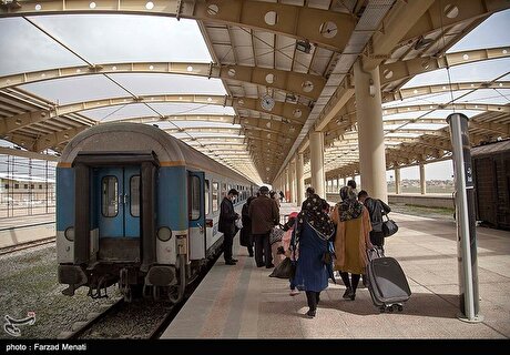 قطار‌های مسافری تهران-مشهد با تاخیر به مقصد می‌رسند