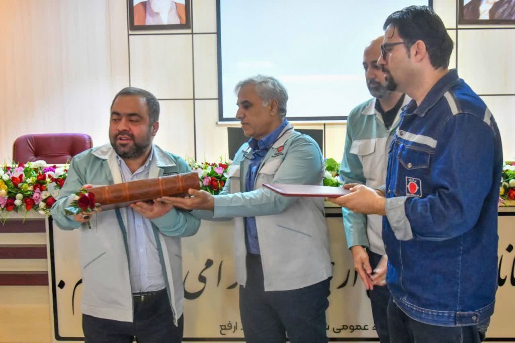 تقدیر کارگران و شورای کارگری از مدیرعامل ارفع تقدیر کارگران و شورای کارگری از مدیرعامل ارفع