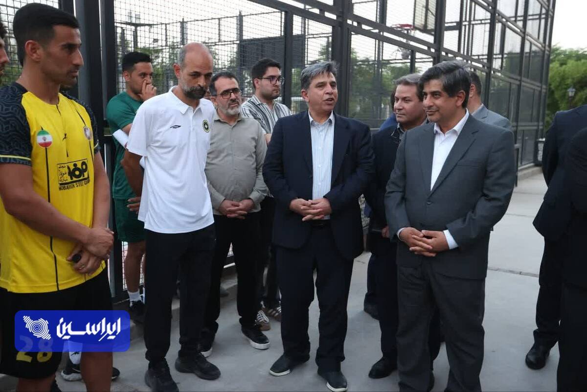 بازدید مدیرعامل گروه فولاد مبارکه از تمرین تیم فوتبال سپاهان بازدید مدیرعامل گروه فولاد مبارکه از تمرین تیم فوتبال سپاهان